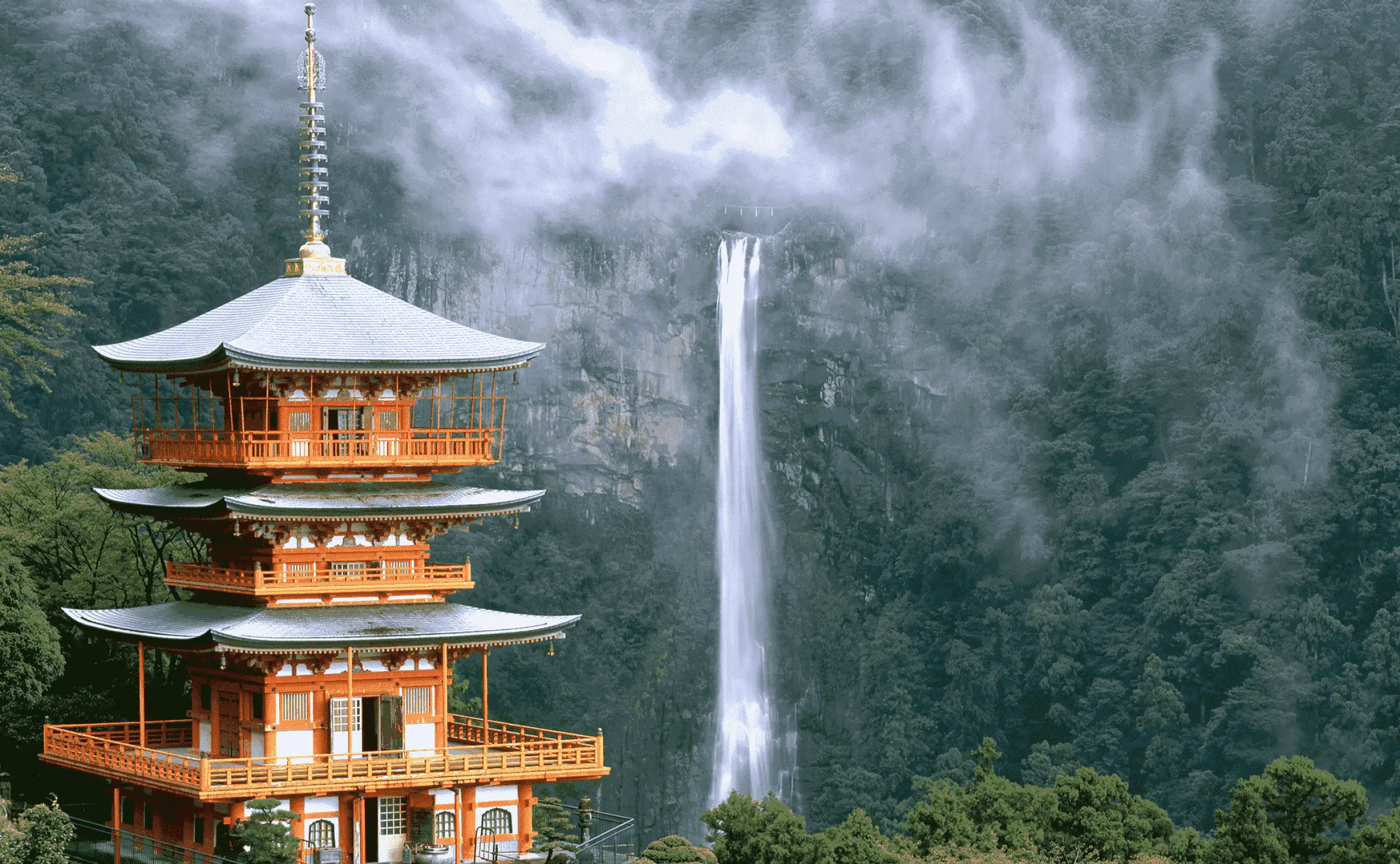 那智山青岸渡寺の三重塔と那智の滝を一望した写真