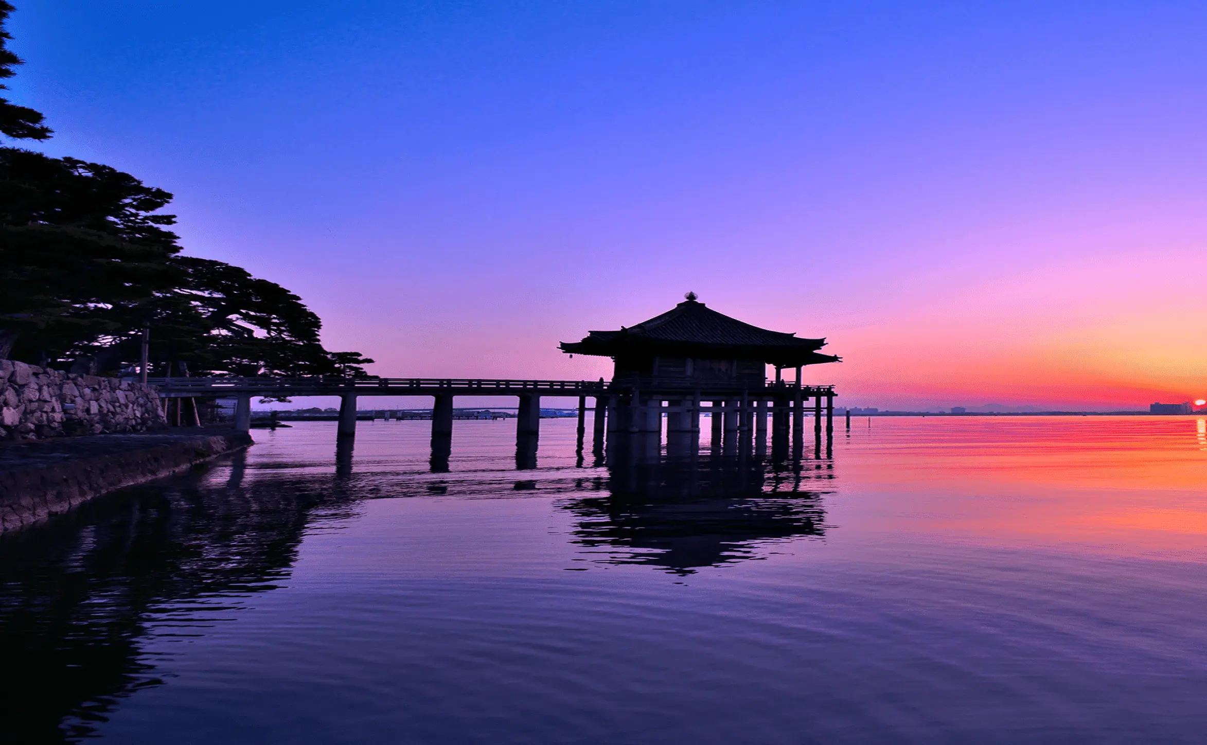 満月寺 浮御堂と朝焼けの写真